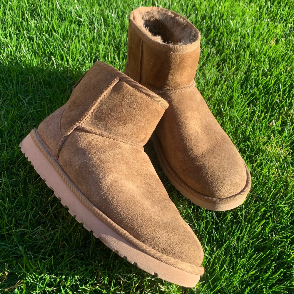 Ugg Mini Boots Size 8 Like-New w/ Box